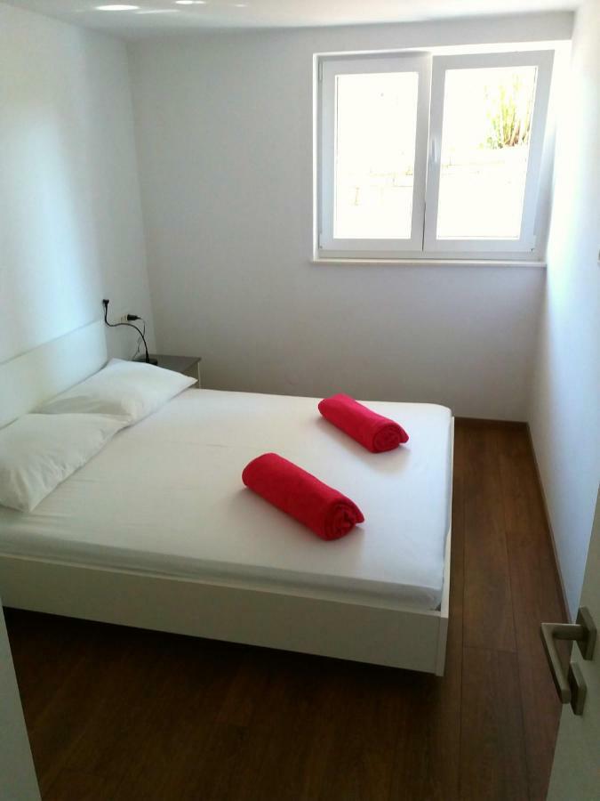 Apartments Mestrovic Лопар Екстер'єр фото
