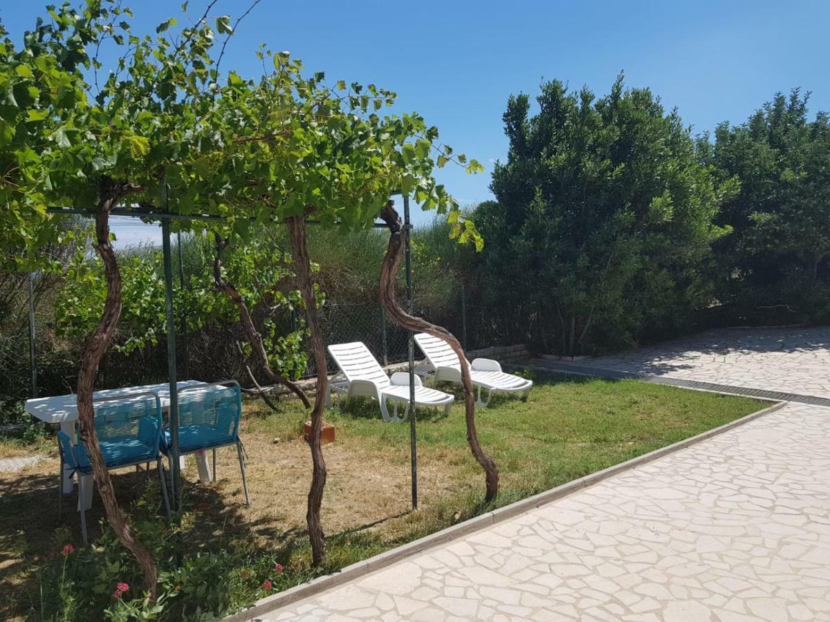 Apartments Mestrovic Лопар Екстер'єр фото
